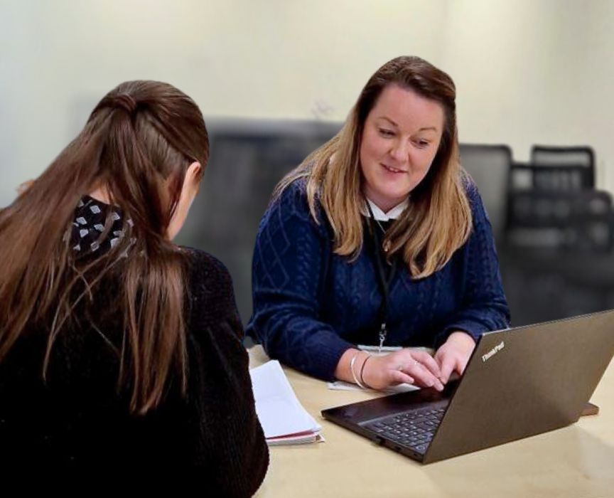 Hyfforddwr Hyfforddwr Iechyd a Gofal Cymdeithasol